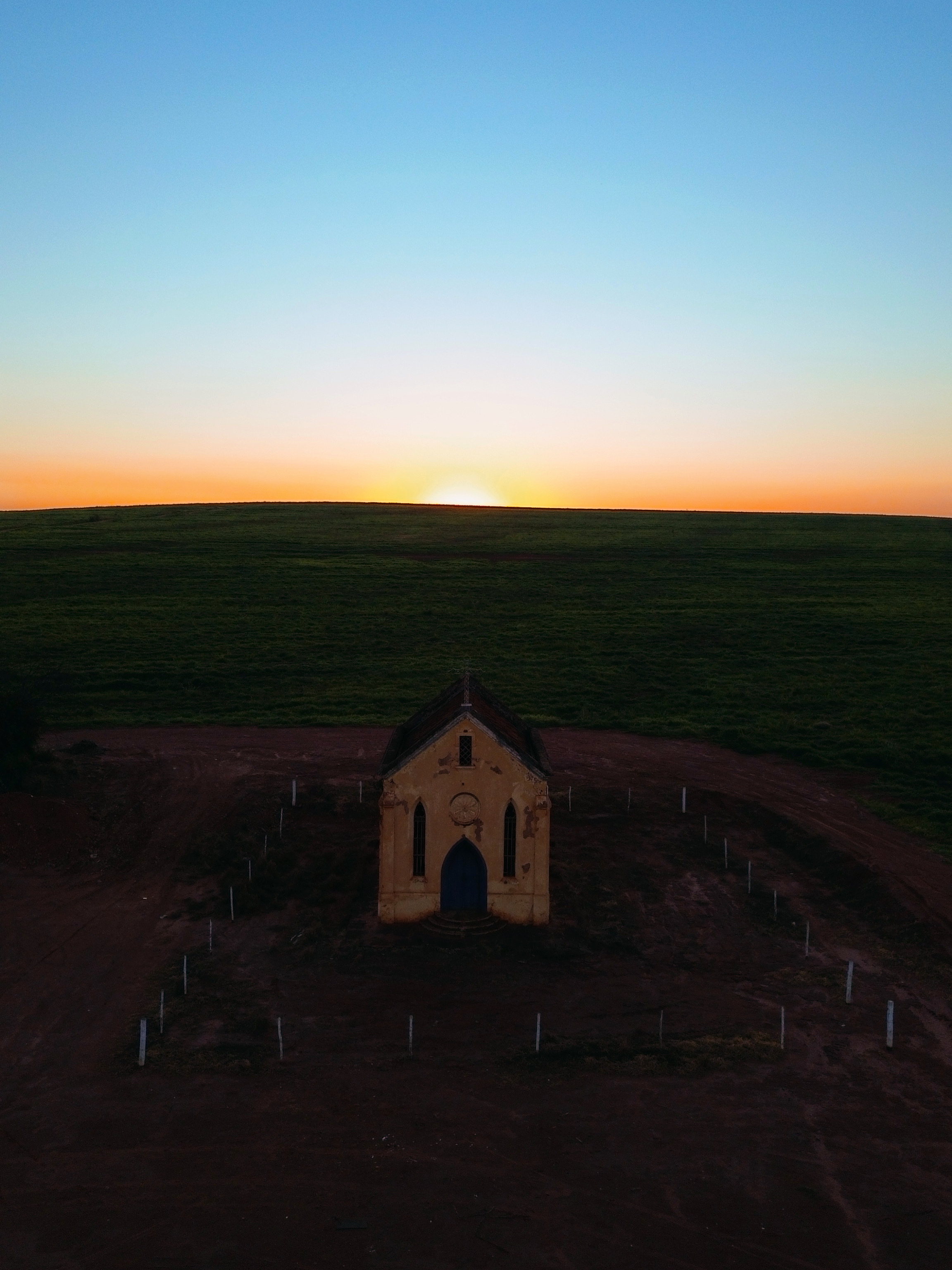 Sequência aérea espetacular de cachoeira na mata com névoa matinal