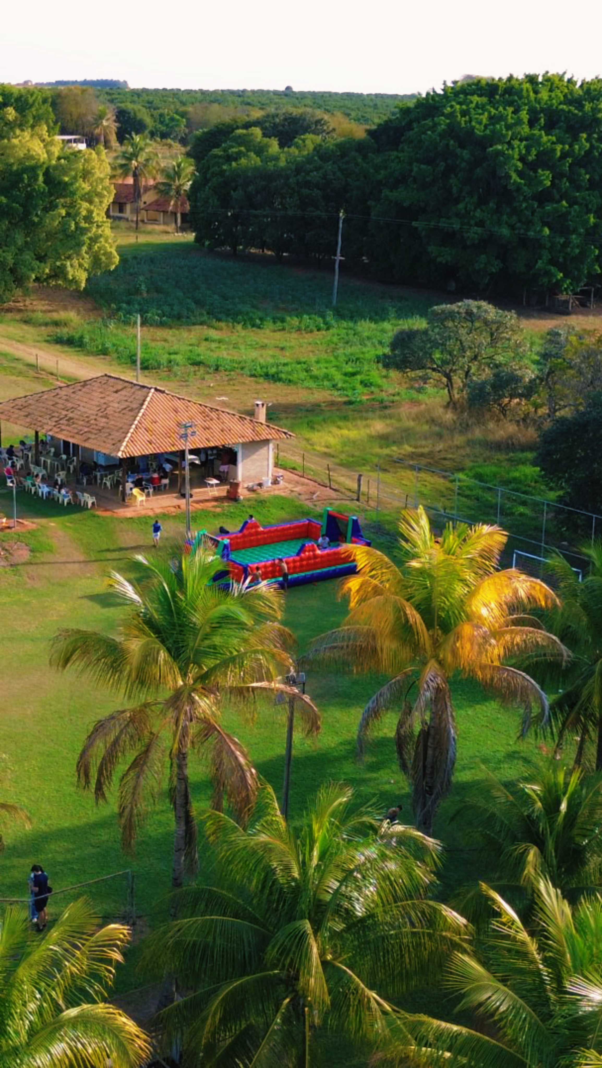 Voo rasante sobre ondas quebrando em recife com luz do amanhecer refletindo na água